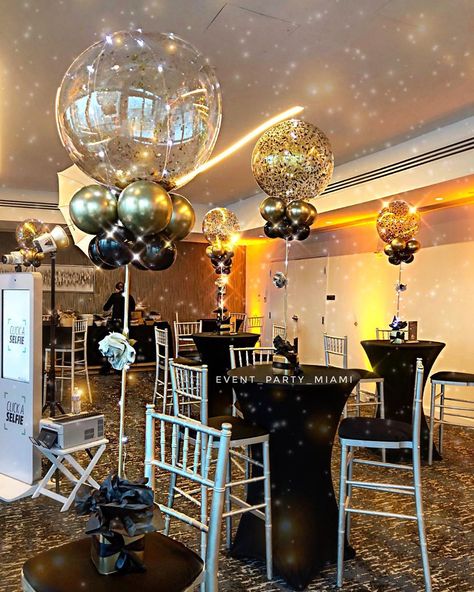 Male Centerpieces Ideas, Centerpieces For Party For Men, 40th Birthday Party Centerpieces, 60th Birthday Centerpieces, Photo Centerpieces, Mitzvah Centerpieces, Pearl Balloons, 30th Birthday Themes, 60th Bday