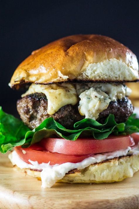 Burgers Types, Yummy Burgers, Grilled Hamburgers, Blue Cheese Burger, Burger Ideas, Blue Cheese Burgers, Cheese Burgers, Panini Sandwich, Cheeseburger Recipe