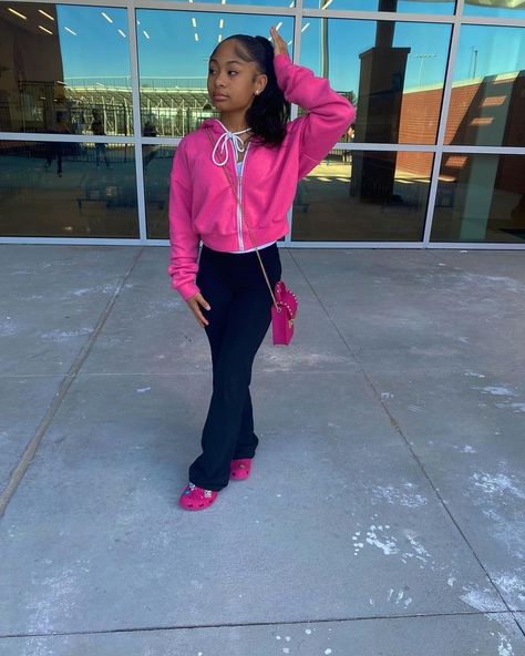 Crocs Black Outfit, Pink Crocs, Big Women Fashion, Crocs Black, Casual School Outfits, Fly Girl, Tween Outfits