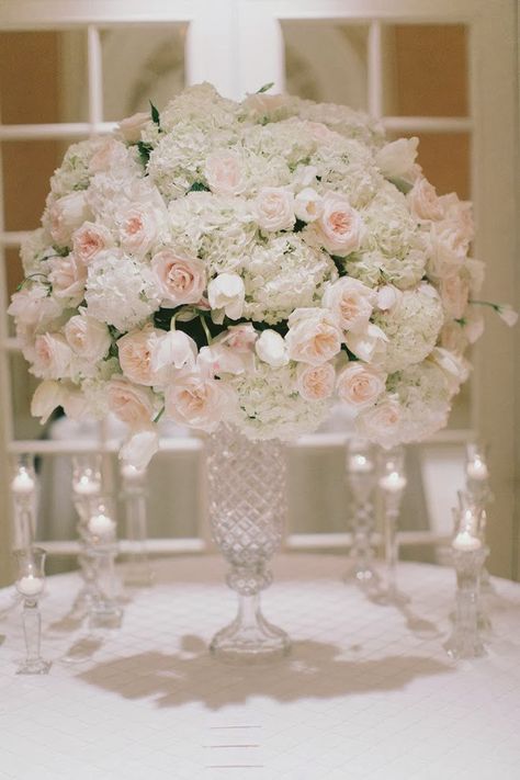 12 Stunning Wedding Centerpieces - 24th Edition - Belle The Magazine Wedding Flowers Roses, Peach Wedding Flowers, Blush Wedding Flowers, Rose Centerpieces, Beautiful Wedding Flowers, Tall Flowers, Flowers Arrangements, Sophisticated Bride, Trendy Flowers