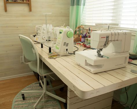 The best DIY sewing table ideas for any space Multiple Sewing Machine Table, Built In Sewing Machine Table, Ikea Sewing Table, Sewing Table Ideas, Sewing Closet, Corner Workstation, Ikea Raskog, Diy Sewing Table, Sewing Desk