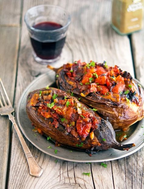 Imam Bayildi (Stuffed Eggplant) - eggplants, tomato, onion and garlic Imam Bayildi, Aubergine Recipe, Stuffed Eggplant, Vegan Keto Recipes, Cheap Clean Eating, Low Fodmap Recipes, Fodmap Recipes, Eggplant Recipes, Middle Eastern Recipes