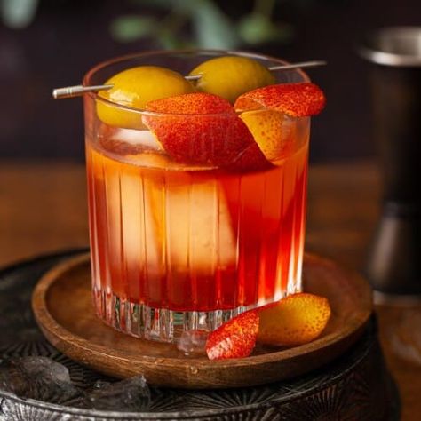 Aperol Negroni (a Gin and Aperol Cocktail) - Little Sugar Snaps Negroni Bianco, Aperol Negroni, White Negroni, Amaro Cocktails, Classic Negroni, Aperol Spritz Recipe, Negroni Cocktail, Italian Diet, Italian Cocktails