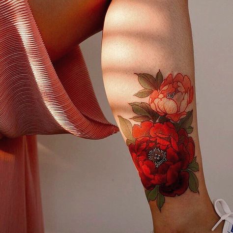 Tattoo Flowers, Tatuaje A Color, Red Peach, Skin Art, Piercing Tattoo, Rose Tattoos, Love Tattoos, Pretty Tattoos, Colour Red