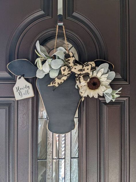 Cow Head Decor, Cow Kitchen Decor, Cow Craft, Custom Farmhouse, Antique Wall Decor, Feuille Eucalyptus, Decor Front Porch, Door Signs Diy, Farmhouse Crafts