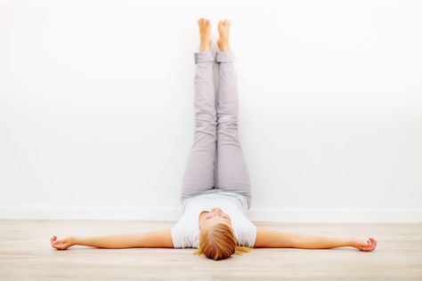 Yoga Poses For Sleep, Legs Up The Wall, Restless Leg, Restless Legs, Yoga For Back Pain, Restless Leg Syndrome, Yoga Posen, Cool Yoga Poses, Pose Yoga