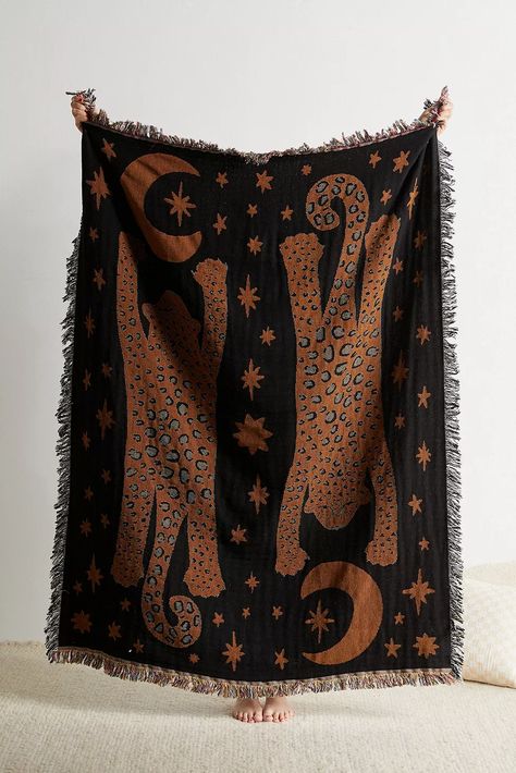 Calhoun UO Esclusivo Moonlight Leopards Art Throw | Urban Outfitters IT Urban Outfitters Blanket, Leopard Blanket, Colorful Apartment, Apartment Stuff, Leopard Art, Woven Throw Blanket, Sherpa Throw Blankets, Pillows Flowers, Cozy Throw Blanket