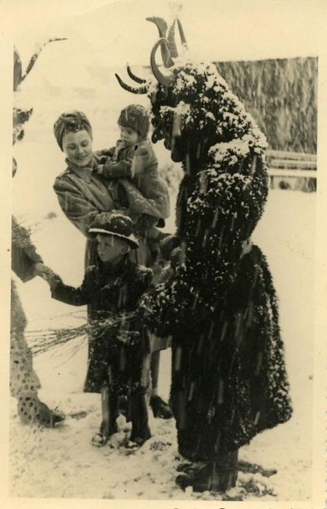 Greetings from the Krampus Krampus Party, Images Terrifiantes, Creepy Vintage, Creepy Christmas, Dark Christmas, Christmas Tradition, Dirty Work, German Christmas, Christmas Markets