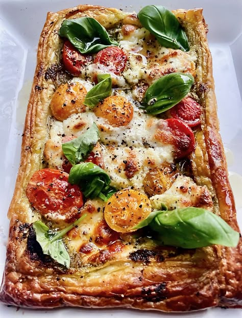 Pastry Shapes, Pesto Burrata, Tomatoes Burrata, Savoury Pastry, Lunch Dishes, Easy Puff, Easy Peasy Lemon Squeezy, Puff Pastry Tart, School Recipes