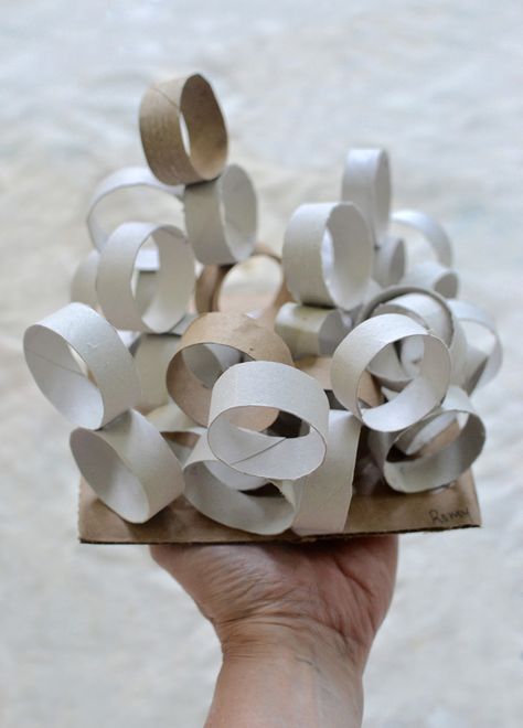 Children use cut up pieces of toilet paper tubes to build sculptures with glue. Recycled Art Projects, Cardboard Sculpture, Sculpture Projects, Cardboard Art, Art Lessons Elementary, School Art Projects, Cardboard Tubes, Recycled Art, Camping Art