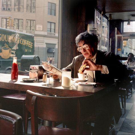 New York City of the 1980s (9) No Sleep Till Brooklyn, Reading A Newspaper, Between Two Worlds, John Derian, Drinking Coffee, Caravaggio, New York Travel, Foto Inspiration, Street Photo