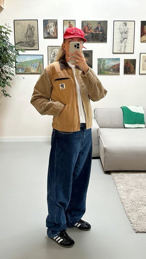 Beige Carhartt Jacket Outfit, Layers Outfits Winter, Japanese Workwear Women, Workwear Jacket Outfit, Jacket Outfit Women Winter, Carhartt Jacket Women, Carhartt Jacket Outfit Woman, Carhartt Women Outfits, Carhartt Aesthetic