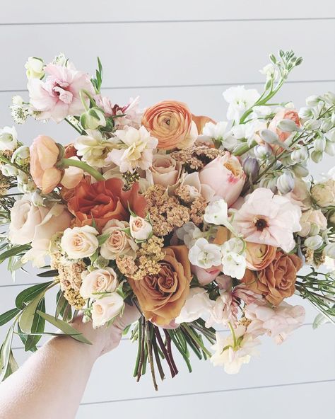 Terracotta Wedding Flowers, Terracotta Wedding, Wedding Flower Inspiration, Wedding Flower Arrangements, Wedding Mood, Bridal Flowers, Flower Bouquet Wedding, Spring Wedding, Pretty Flowers