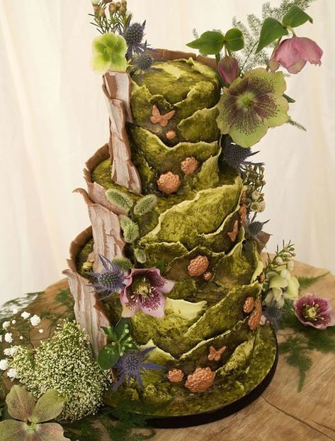 Forest Themed Wedding Cake Enchanted Forest Cake, Shrek Wedding, Wedding Cake Forest, Woodland Themed Wedding, Woodland Wedding Cake, Lila Party, Geode Cake Wedding, Disney Wedding Cake, Woodland Cake