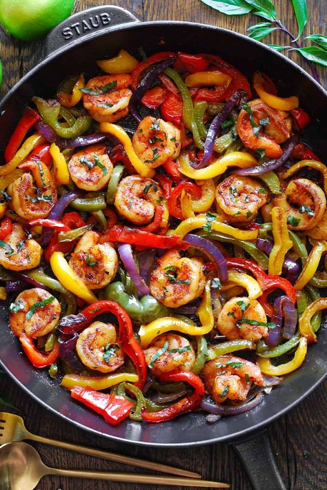 shrimp fajiitas with bell peppers and onions. Mexican Keto, Julia's Album, Shrimp Fajita Recipe, Shrimp Fajitas, Shrimp Seasoning, Mexican Dinner, Food Meals, Fajita Seasoning, Fajita Recipe