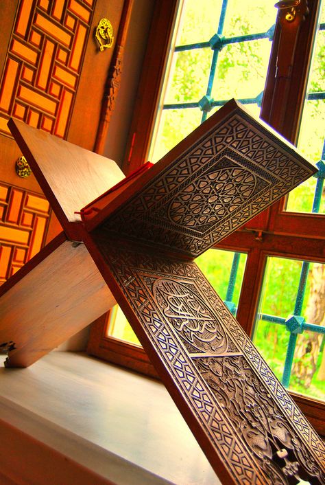 Quran Rehal Design, Wood Handicrafts, Dua Quran, Wooden Staff, Arabic Pattern, Islamic Decor, Carved Furniture, Arabic Calligraphy Art, Islamic Architecture