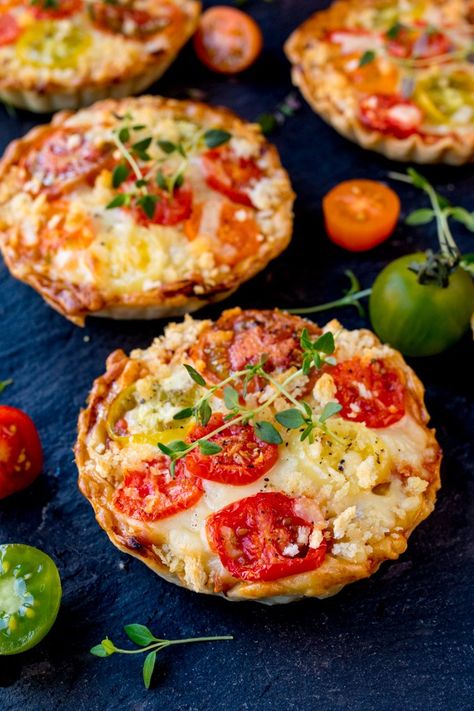 Tomato Tarts, Tomato Tart Recipe, Shortcrust Pastry Recipes, Cheese And Tomato, Tomato Tart, Cheese Tarts, Mini Quiche, Savory Tart, Tomato And Cheese