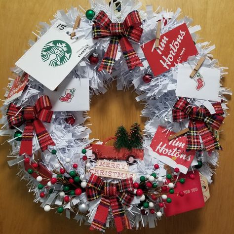 Teacher Christmas Gift Card Wreath, Holiday Gift Card Presentation, Gift Card Wreath Ideas, Gift Card Wreath Christmas, Gift Card Tree Christmas, Gift Card Birthday Presentation, Gift Card Raffle Basket, Gift Card Presentation Christmas, Gift Card Bouquet Christmas