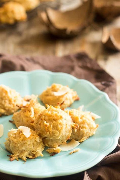 Fresh Coconut Macaroons | thehealthyfoodie.com Coconut Macarons, Cold Shrimp, Tasty Sweets, Chocolate Macaron, Macaron Flavors, Fresh Coconut, Macaron Recipe, Coconut Macaroons, Oreo Cake