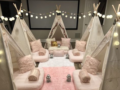 Dream Catcher Theme Check out all of our sleepover tent party themes. Teepee Tent Party, Slumber Party Decorations, Spa Sleepover Party, Girls Sleepover Party, Sleepover Room, Sleepover Tents, Birthday Sleepover Ideas, Slumber Party Birthday, Girls Slumber Party