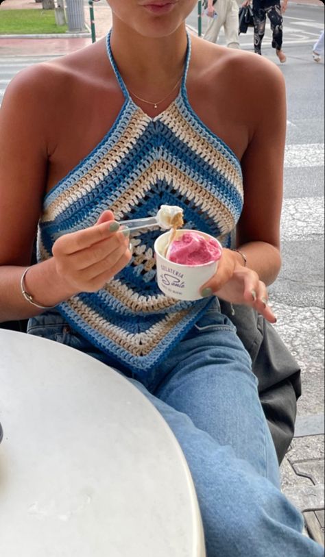 Confection Au Crochet, Crochet Crop Top Pattern, Mode Crochet, Crochet Tops Free Patterns, Crochet Clothing And Accessories, Crochet Summer Tops, Crochet Simple, Crochet Halter, Crochet Fashion Patterns