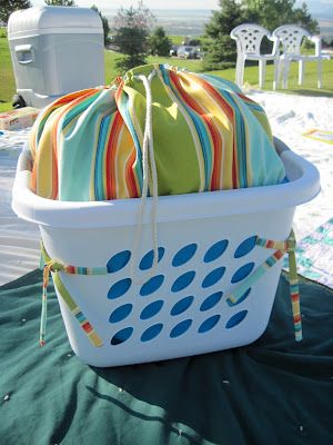 Lined picnic basket - no tutorial, but a cute idea for lots of things, not just picnics. Diy Picnic Basket Ideas, Summertime Activities, Bountiful Baskets, Basket Tutorial, True Confessions, Picnic Tote, Picnic Accessories, Picnic Baskets, Basket Liners