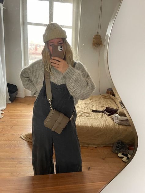 Granola Fashion Winter, Oversized Overalls Outfit Fall, Sweater With Overalls Outfit, Sweaters And Overalls, Winter Outfits Overalls, Grey Overalls Outfit, Overalls And Sweater Outfit, Edgy Granola Style, Winter Outfits Granola