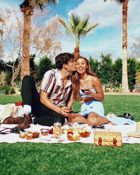 Picnic date - 18 First Date Ideas that are Awesome and Affordable - Ourmindfullife.co Perfect First Date, First Date Ideas, Picnic Photo Shoot, Fun First Dates, Valentines Date Ideas, Our Mindful Life, Dream Dates, Date Activities, Picnic Inspiration