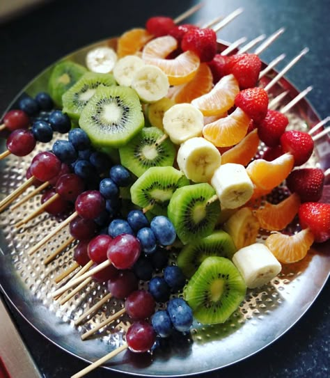 Fruit Kebabs, Fruit Platter Designs, Berbuka Puasa, Fruit Skewers, Party Food Buffet, Catering Ideas Food, Party Food Platters, Easy Food Art, Fun Kids Food