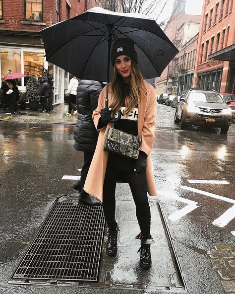 Rainy Day Outfit Nyc, Wet Day Outfit, Rainy Day Outfit For Winter, Nyc Rainy Day Outfit, Nyc Rainy Day, Cold Rainy Day Outfit, Long Hooded Jacket, Outfits Nyc, Cold Weather Outfit