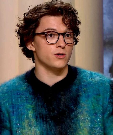 Tom holland Tom Holland Glasses, Haircut And Beard, Transition Goals, The Amazing Spiderman, Men Aesthetic, Oc Board, Tom Holland Spiderman, Men's Toms, Marvel Actors