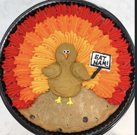 Thanksgiving Cookie Cake, Thanksgiving Cakes Decorating, Fall Theme Cakes, Holiday Cake Designs, Fall Cakes Decorating, Easy Halloween Cookies, Christmas Cookie Cake, Cookie Cake Designs, Thanksgiving Cupcakes