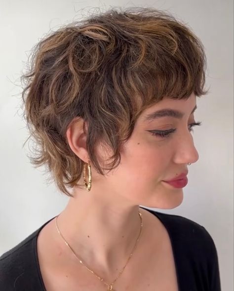 Haircut Tutorials, Feminine Short Hair, Pixie Mullet, Short Wavy Haircuts, Curly Pixie Hairstyles, Shaggy Short Hair, Really Short Hair, Hair Inspiration Short, Edgy Short Hair