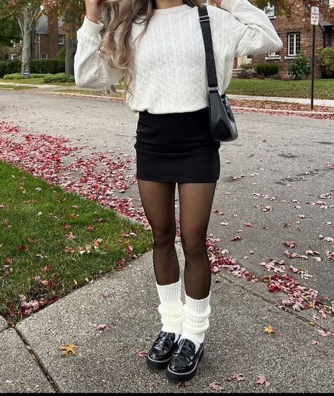 Tights And White Sneakers, Black Skirts Aesthetic, Winter Slay Outfits, Winter Outfits Skirts And Dresses, Cute Skirt Outfits For Winter, School Outfits Skirt, Tights Winter Outfit, Winter Outfits With Skirts, Skirt Outfits Winter