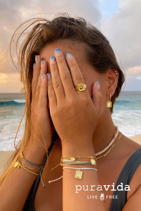 Where To Get Beachy Jewelry, Teenage Jewelry Trends, Beachy Gold Rings, Cute Bracelets Aesthetic, Pura Vida Bracelets Stacked, Gold Summer Jewelry, Pura Vida Bracelets Aesthetic, Teen Jewelry Trends, Beach Jewelry Aesthetic