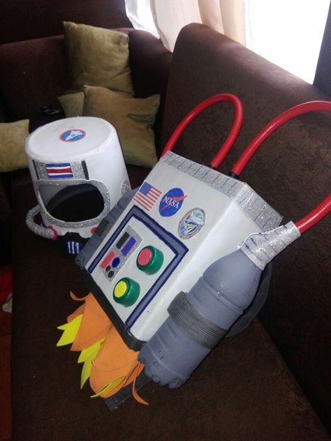 Astronaut Costume Diy Kids, Astronaut Diy, Astronaut Halloween Costume, Community Helpers Preschool Activities, Clay Activity, Cardboard Costume, Recycled Outfits, School Kids Crafts, Astronaut Costume