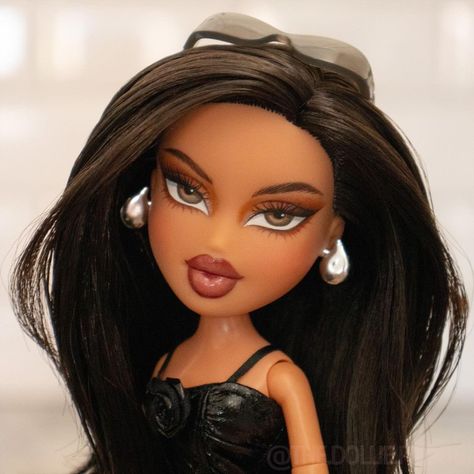 Bratz Hairstyles, Doll Repaint Tutorial, Bratz Doll Makeup, Holloween Costumes, The Bratz, Big Painting, Monster High Custom Doll, Black Bratz Doll, Bratz Doll Outfits