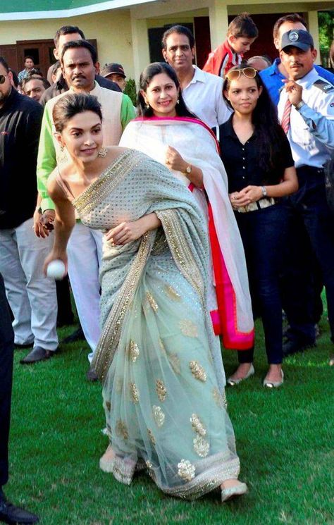 Deepika Padukone Saree, New Saree Designs, Deepika Padukone Style, Modern Saree, Indian Saree Blouse, Saree Designs Party Wear, Salwar Kamiz, Traditional Indian Outfits, Designer Saree Blouse Patterns