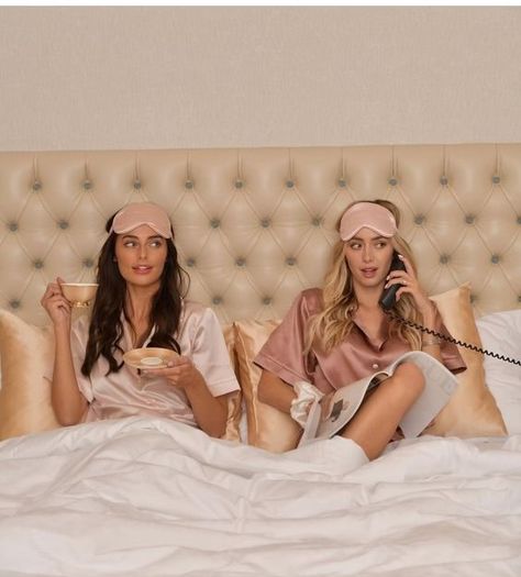 Best Friend Pajama Photoshoot, Sleep Wear Photoshoot Ideas, Pajama Party Photoshoot, Pajama Photoshoot Photo Ideas, Pyjamas Photoshoot Ideas, Pj Photoshoot Photo Ideas, Slumber Party Photoshoot, Slumber Party Aesthetic, Lounge Wear Photoshoot