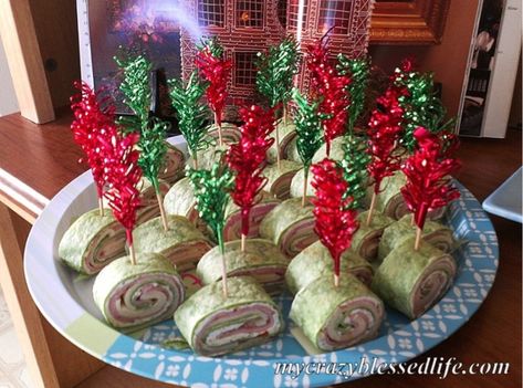 Grinch Punch, Pinwheel Sandwiches, Grinch Christmas Party, Whoville Christmas, Grinch Party, Grinch Christmas Decorations, Christmas Punch, Kids Christmas Party, Holiday Snacks