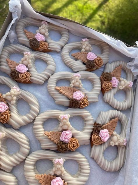 Elegant Pretzel Rods, Boho Desserts Ideas, Boho Chocolate Covered Pretzels, Dipped Desserts Ideas, Boho Cakepops, Boho Strawberries, Boho Treats, Stick Pretzels, Pretzel Knots