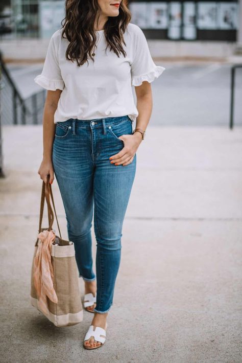 Womens Jeans And Tshirt Outfits, Jean Top Ideas, Jean For Women, Off White Top Outfit, White Top And Jeans Outfit Casual, Outfits With White T Shirt, White Tops And Jeans Outfit, Jeans And Top Outfit Casual, White Shirt And Jeans Outfit Casual