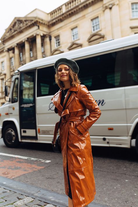 Leather Trench Street Style, Brown Leather Trench Coat Street Styles, Vinyl Trench Coat Street Style, Vinyl Trench Coat, Dark Brown Leather Trench Coat, Hailey Bieber Leather Trench Coat, Trench Outfit, Raincoat Fashion, Vinyl Fashion