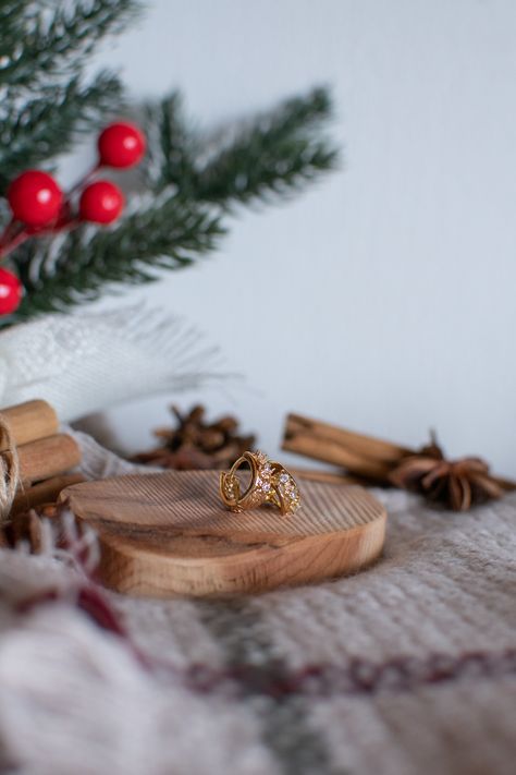 Christmas Campaign Jewellery, Christmas Photoshoot Jewelry, Christmas Earrings Aesthetic, Christmas Jewelry Photography Ideas, Christmas Jewelry Shoot, Jewelry Holiday Campaign, Christmas Product Photography Styling, Christmas Aesthetic Photography, Christmas Product Shoot Ideas