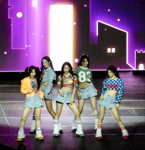 Newjeans Stage Outfit, Newjeans Music Bank, Newjeans Y2k, Newjeans Fashion, Newjeans Core, Pink Photoshoot, Pop Outfits, All Things New, Y2k Pink