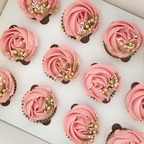 Cupcakes Design, Funfetti Cupcakes, Gold Cupcakes, Bridal Shower Cupcakes, Cupcake Designs, Shower Cupcakes, Flower Cupcakes, Mini Cheesecakes, Baby Shower Cupcakes