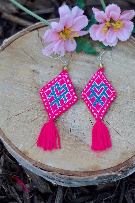 These lovely earrings are made by our artisans partners from San Andres Larrainzar, Chiapas Mexico. They are hand stitched embroidered in bright colors, they also include a beautiful amber stone from the mine in Simojovel Chiapas. They are very light, comfortable and a perfect option to wear all day. Mexican Bags, Kite Earrings, Mexican Earrings, Embroidered Jewelry, Boho Style Earrings, Artisan Earrings, Amber Stone, Lovely Earrings, Artisan Craft