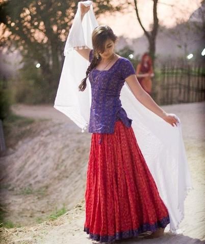 Designer PlanetFashion and Beauty Blog: Different Types of Bottom wear To Wear with Kurtis Gopi Dress Cotton Skirts, Cotton Skirt And Top, Gopi Skirts, Cotton Skirt Outfit, Skirt Indian, Long Skirt And Top, Indian Skirt, Long Skirt Outfits, Ghagra Choli