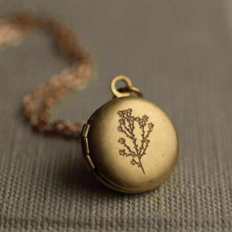 Golden Locket, Handmade Locket, Round Locket Necklace, Buch Design, Engraved Locket, Silk Purse, Round Locket, Vintage Lockets, Photo Necklace