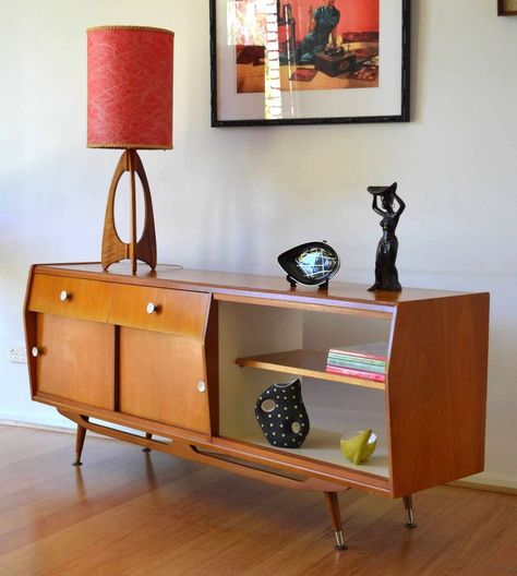 Mid Century Sideboard, Mid Century Modern Interiors, Retro Interior, Style Deco, Mid Century Modern Decor, Retro Furniture, Mid Century Decor, Retro Home Decor, Mid Century Modern House